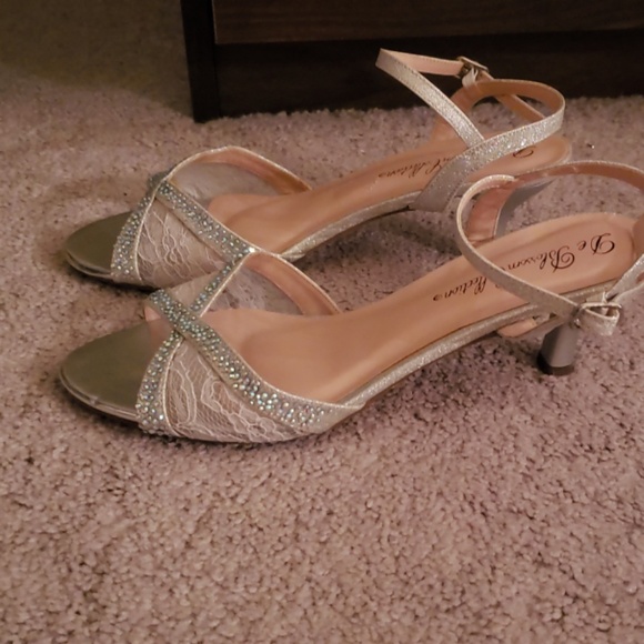 Shoes - Picture 3 of 8